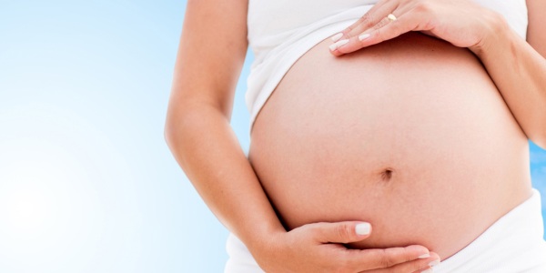 il bambino neonato nella pancia
