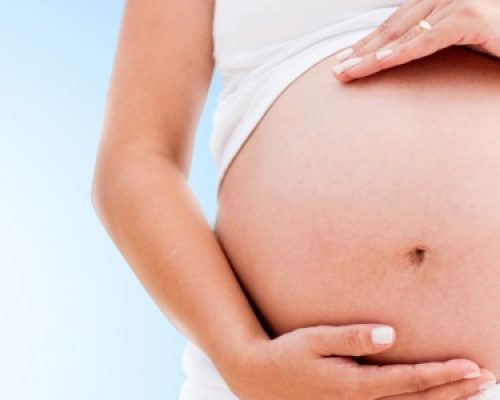 il bambino neonato nella pancia